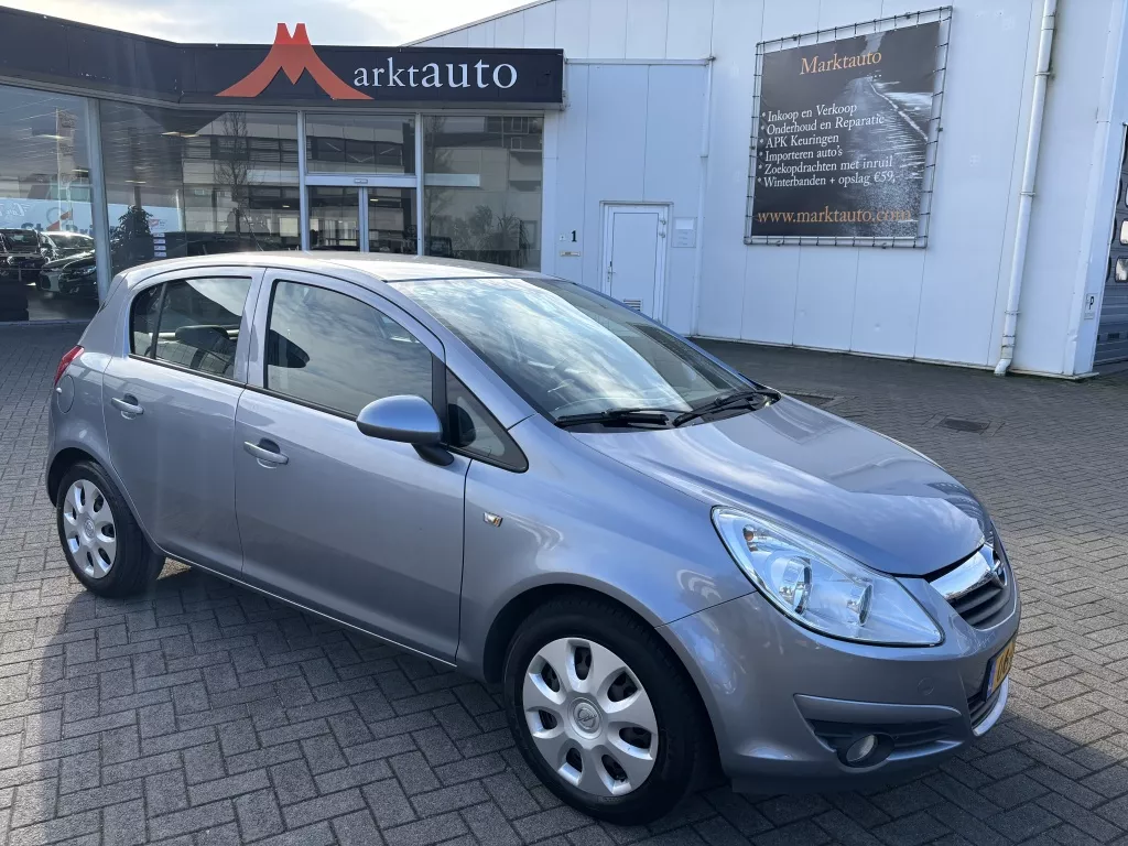 Opel Corsa 1.4-16V Enjoy met Parkeersensoren en Airco